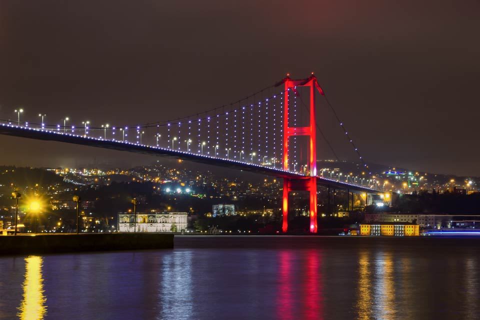 Ponte do Bósforo iluminada à noite