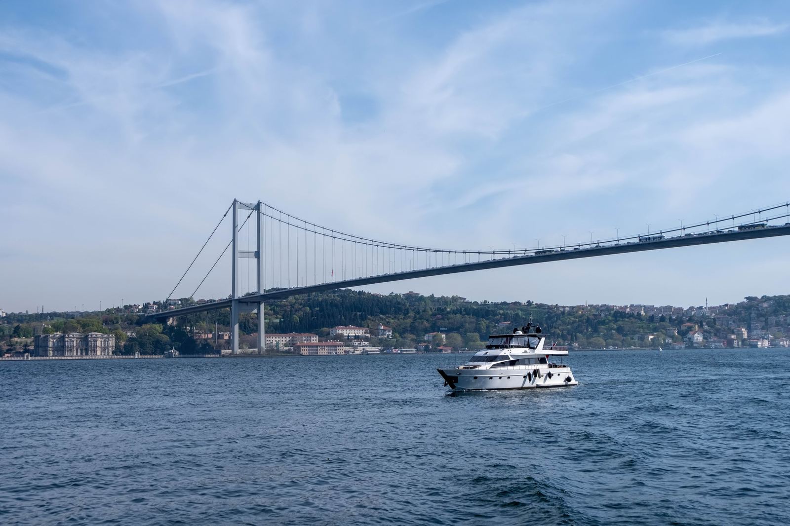 Barco navegando sob a Ponte do Bósforo, lado asiático